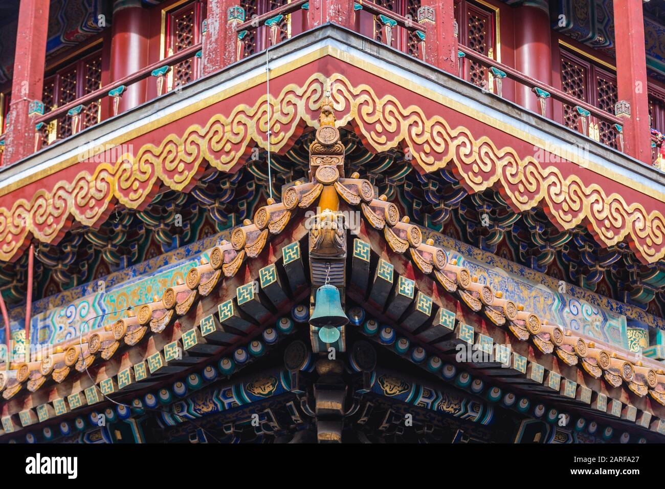 Detalles en el techo del templo Yonghe también llamado Templo Lama de la escuela Gelug del budismo tibetano en Dongcheng District, Beijing, China. Foto de stock