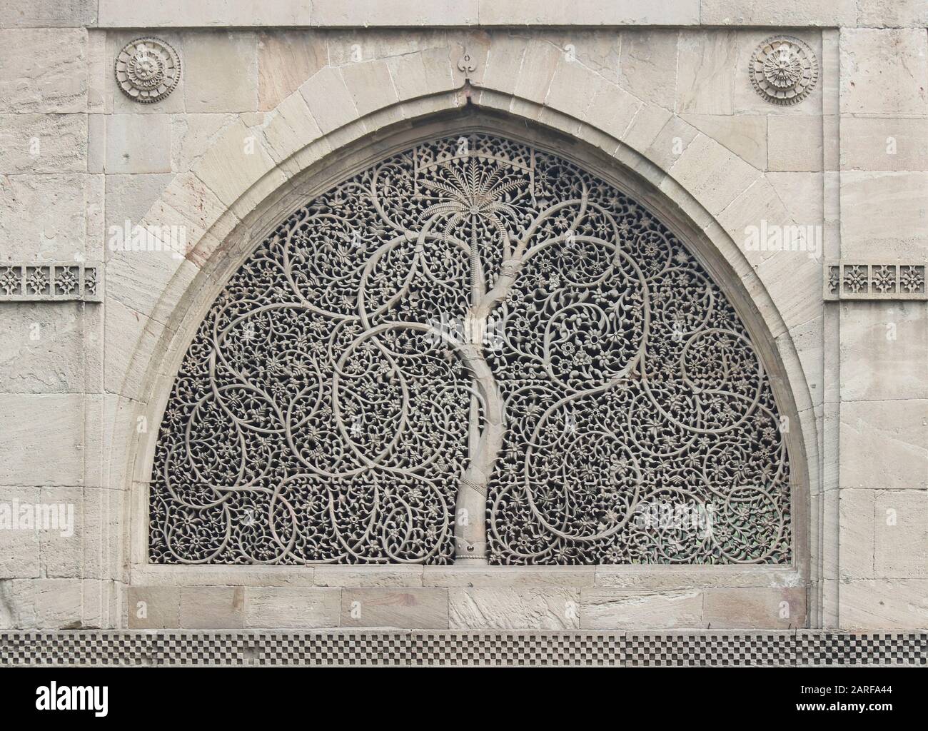 Ventanas de enrejado de piedra tallada (jali) con motivo de palma y espuma entrelazada - Mezquita Sidi Saiyed, Ahmedabad, Gujarat, India Foto de stock