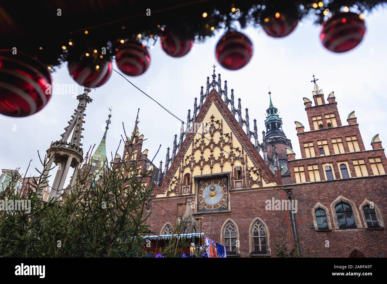 Vista sobre el edificio del Antiguo Ayuntamiento durante el mercado tradicional de Navidad en el casco antiguo de Wroclaw en la región de Silesia de Polonia. Foto de stock
