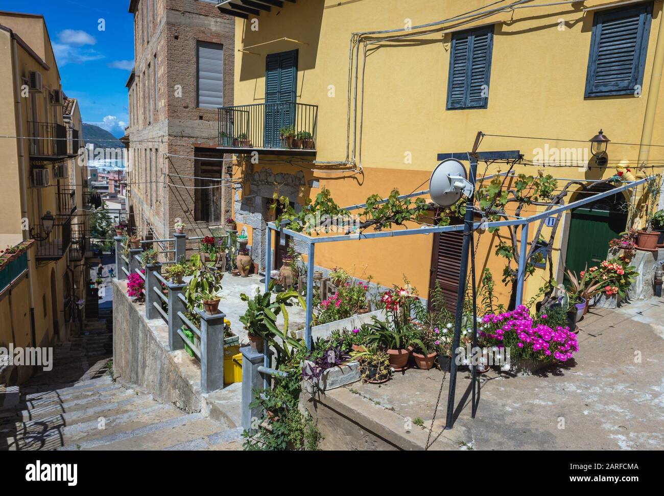Casas en Cefalu ciudad y comune en la Ciudad Metropolitana de Palermo, situado en la costa Tirrena de Sicilia, Italia. Foto de stock