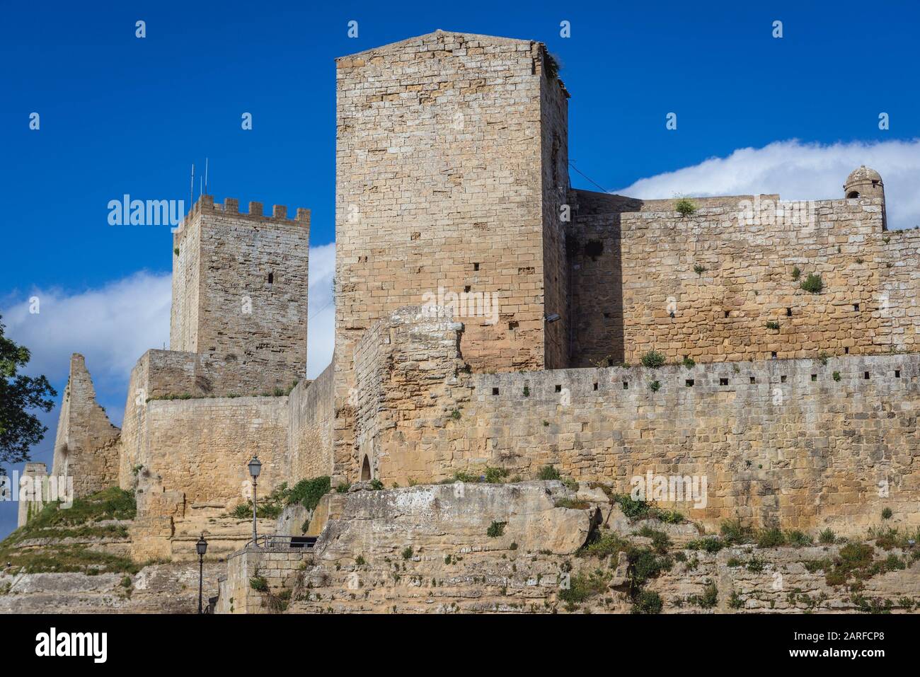 Vista exterior del Castello di Lombardia en la ciudad de Enna y la localidad de Comune situada en la provincia de Enna, en el centro de Sicilia, en el sur de Italia. Foto de stock