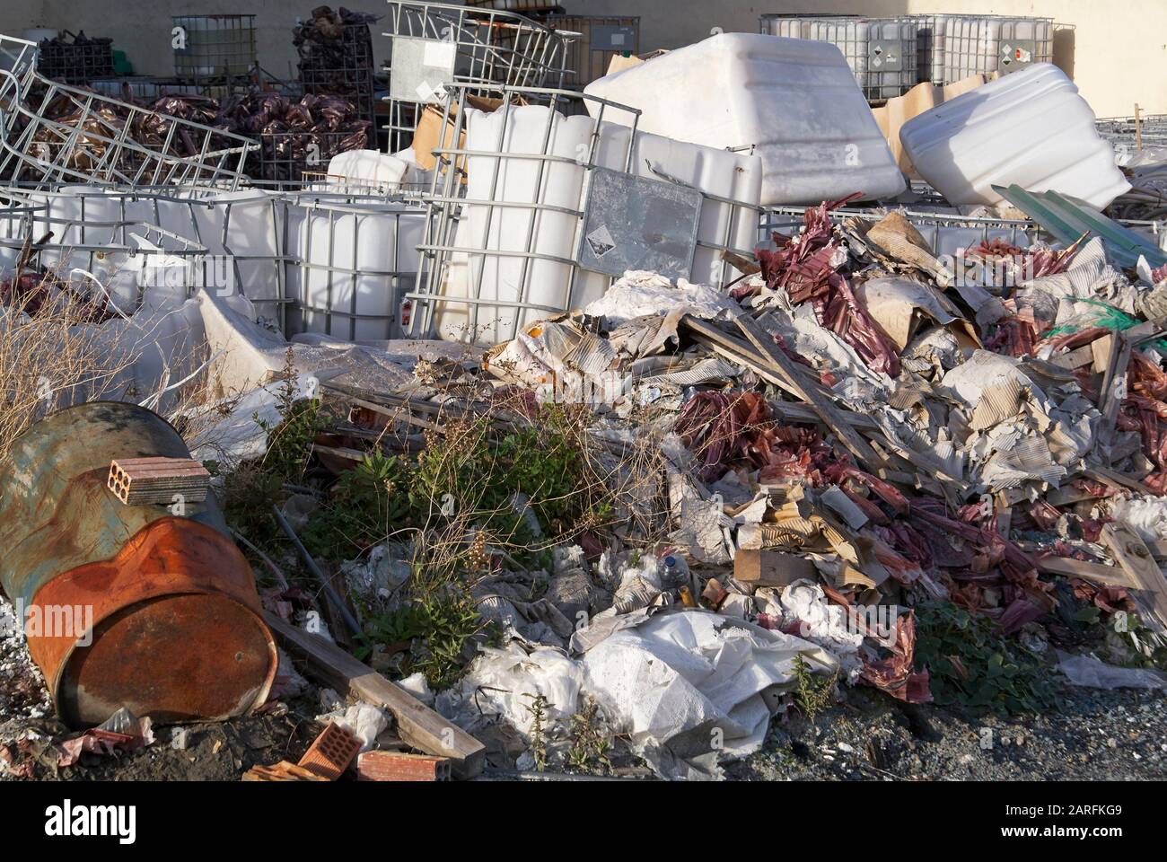 Basura y residuos industriales que contaminan el planeta. Foto de stock