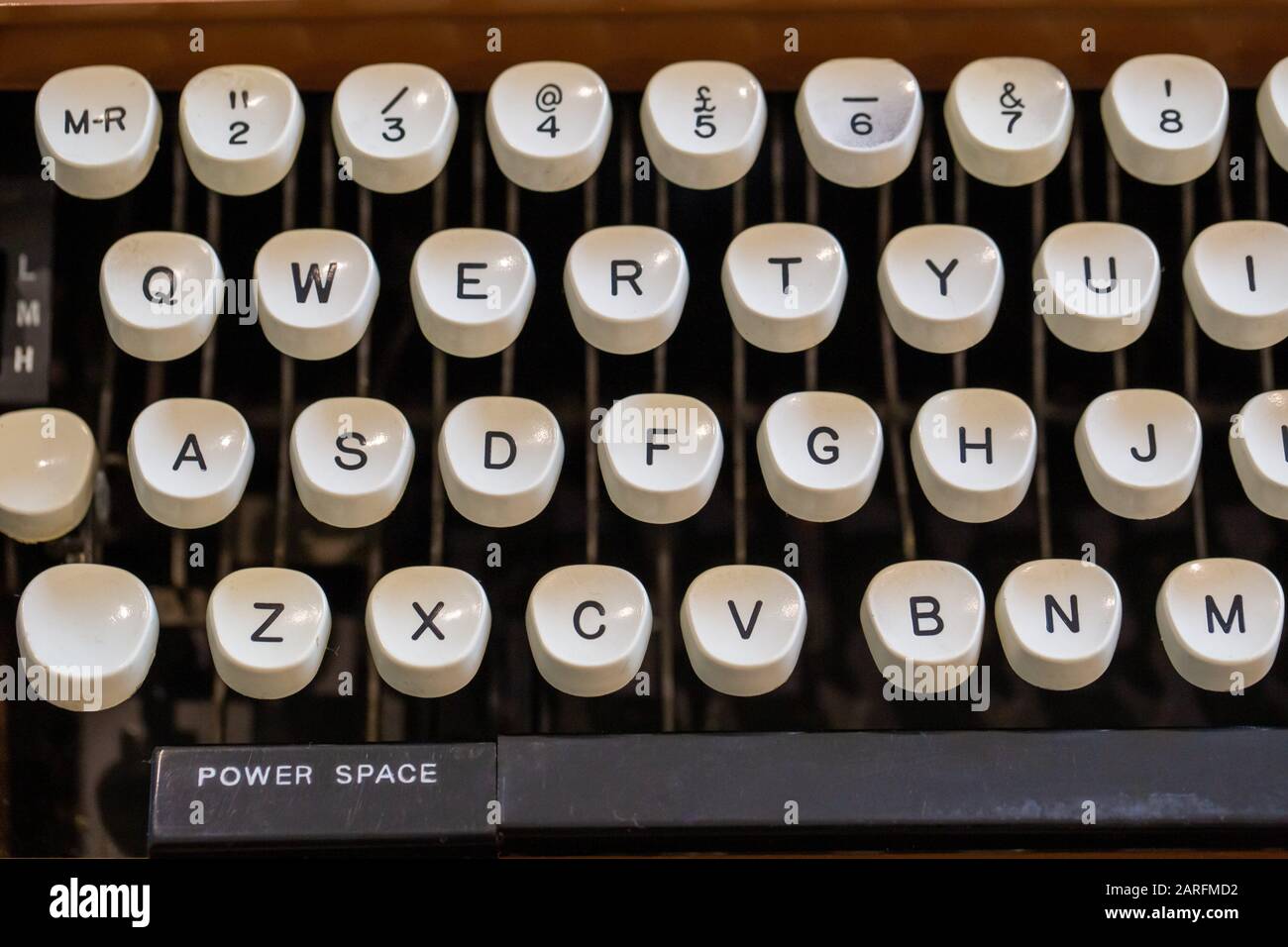 Primer plano de un teclado antiguo de máquina de escribir Fotografía de  stock - Alamy