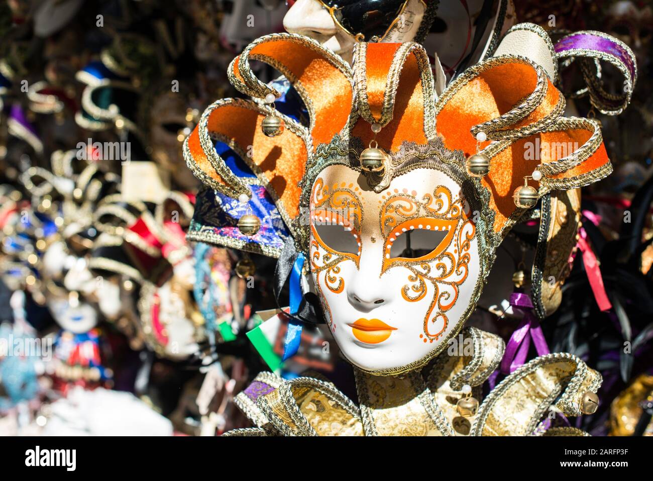 Máscaras venecianas de carnaval en el mercado de venta Fotografía de stock  - Alamy