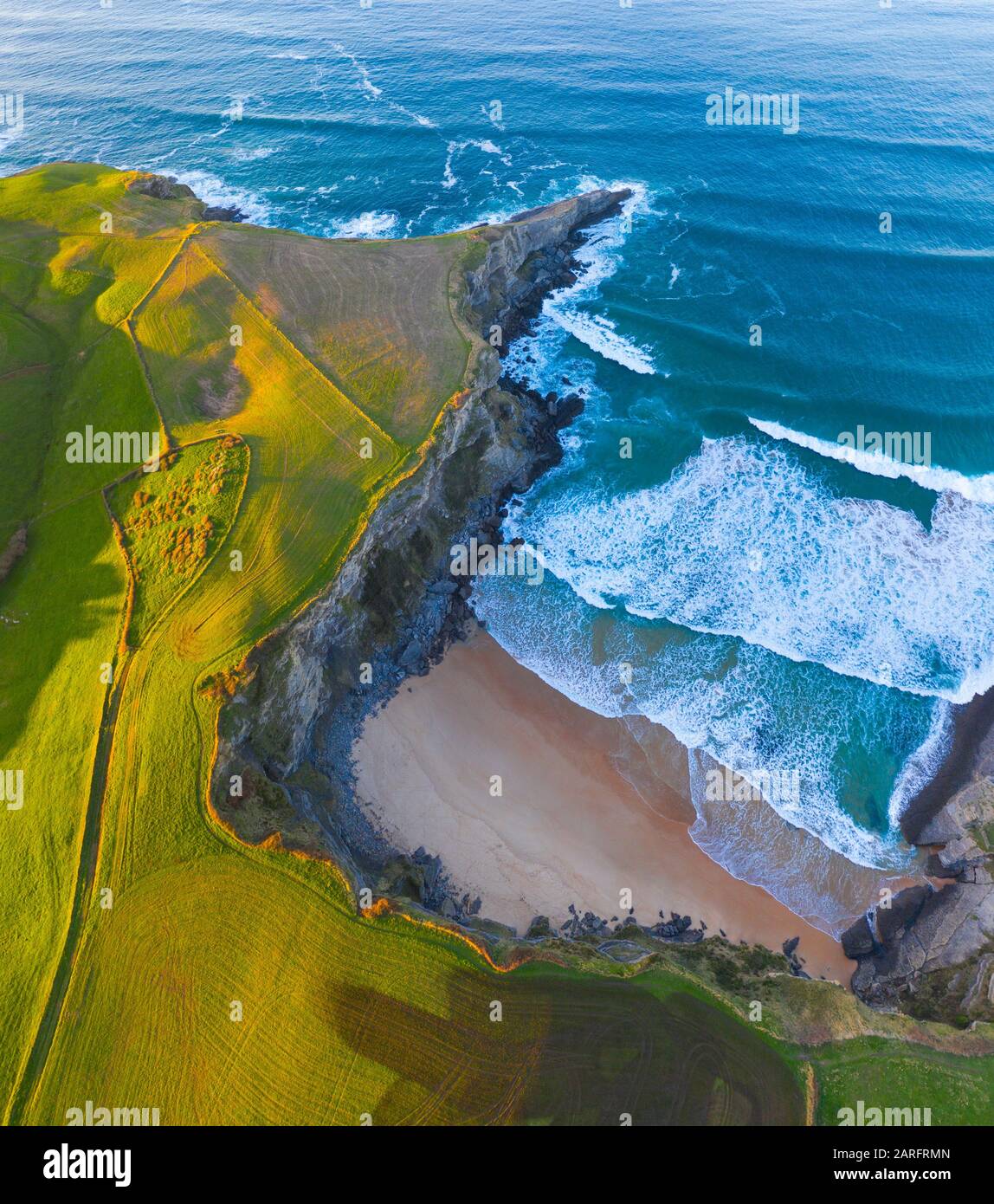 Vista aérea de la playa de Antuerta, Ajo, municipio de Bareyo, Costa de Trasmiera. Cantábrico, Cantabria, España, Europa. Foto de stock