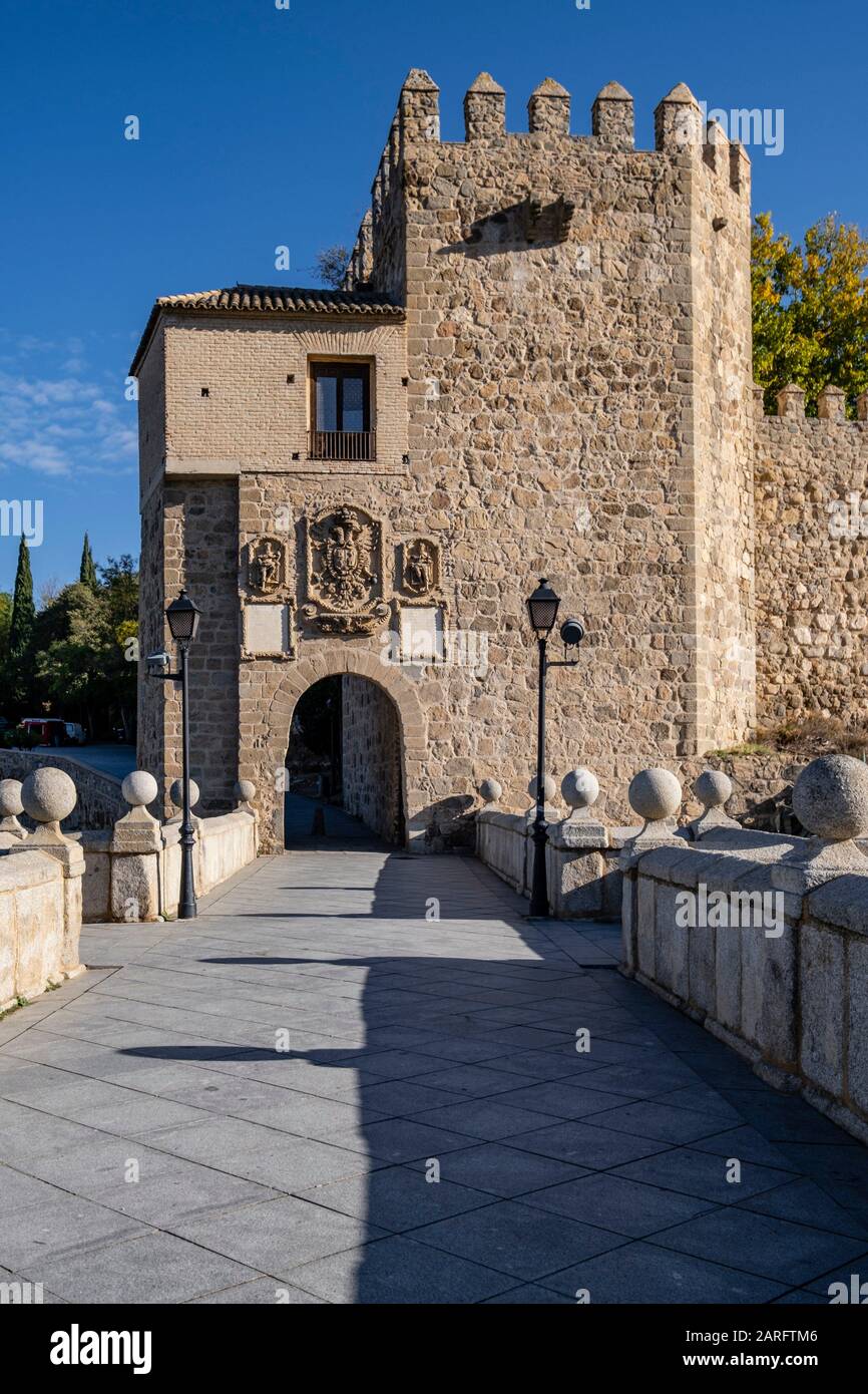 Torreón almenado, puente de San Martín, puente sobrio medieval el río Tajo, Toledo, Castilla-la Mancha, España. Foto de stock