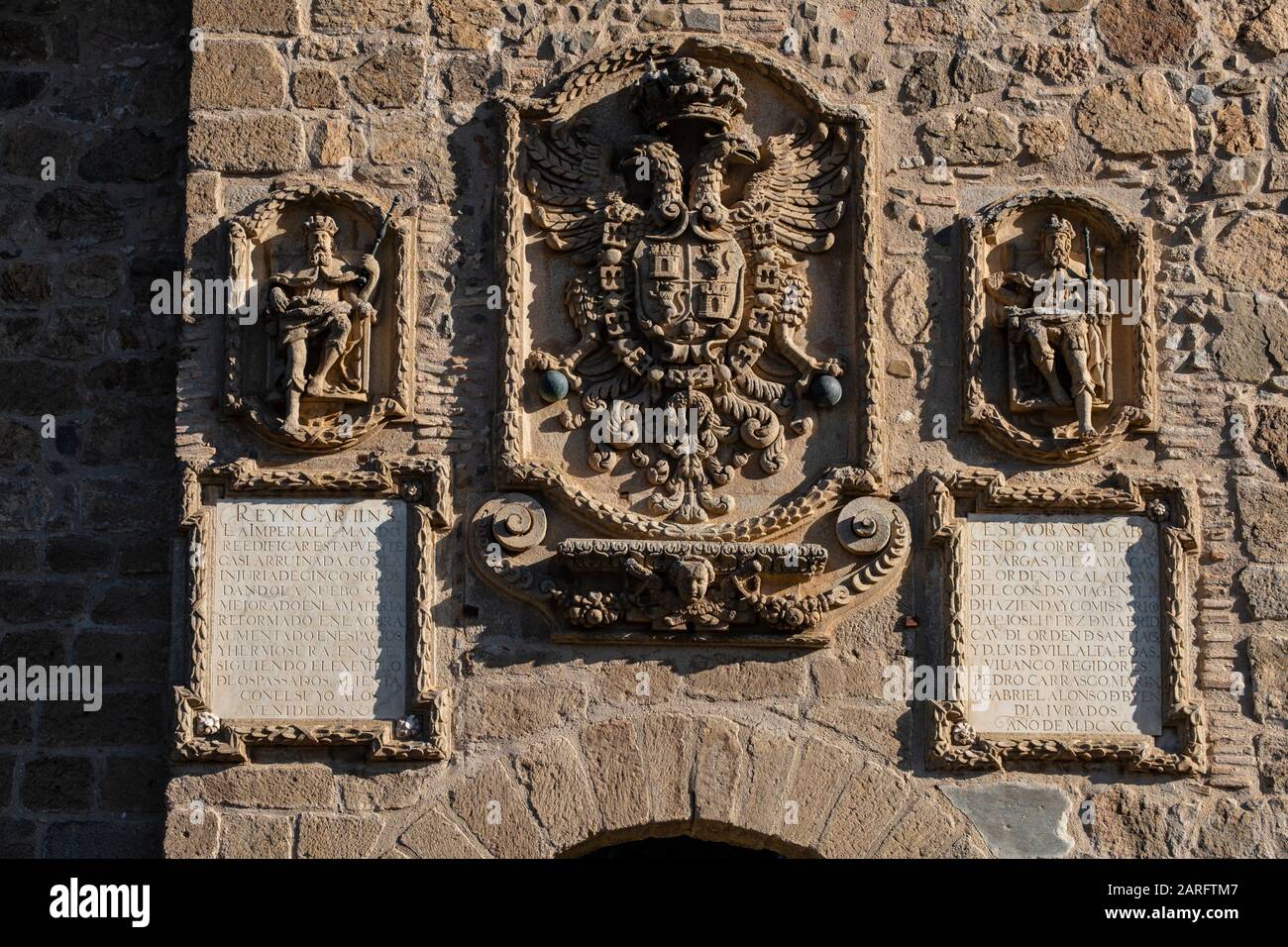 Escudo imperial flanqueado por dos reyes, torreón almenado, puente de San Martín, puente sobrio medieval el río Tajo, Toledo, Castilla-la Mancha, Foto de stock