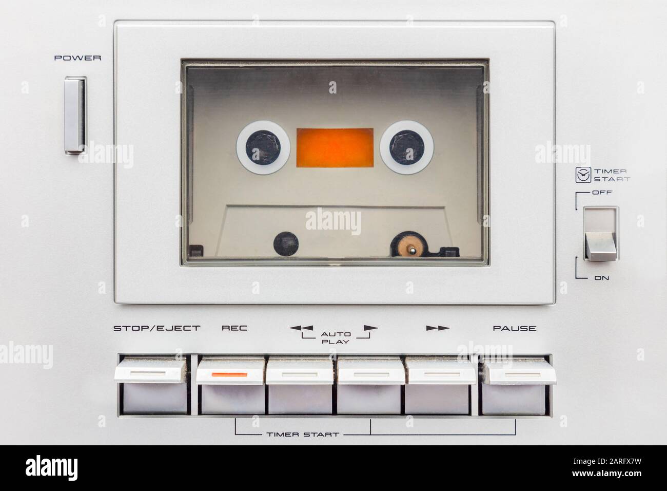 Primer plano de un reproductor de casetes de audio de plata vintage con botones Foto de stock