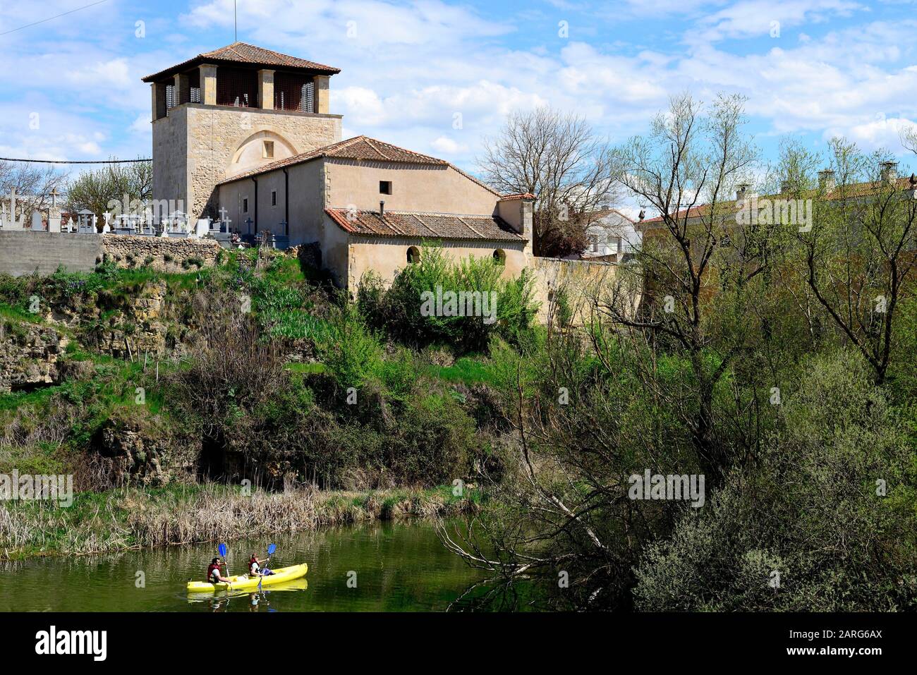Iglesia De San Miguel Arcángel De San Miguel De Bernuy, Segovia, España