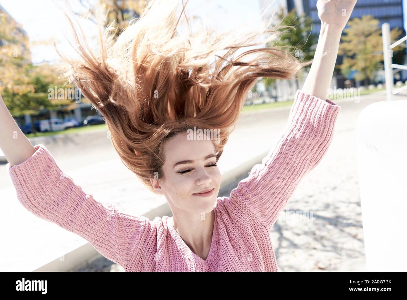 Retrato de mujer joven con pelo volador. Munich, Alemania. Foto de stock