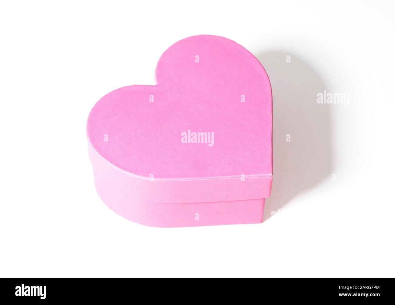 Caja de regalo en forma de corazón aislado sobre fondo blanco Foto de stock