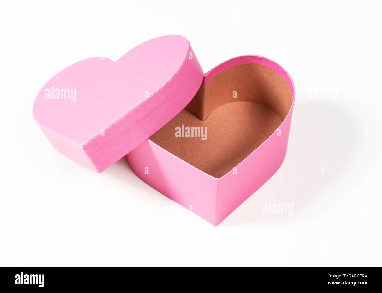 Abrir giftbox en forma de corazón aislado sobre fondo blanco Foto de stock