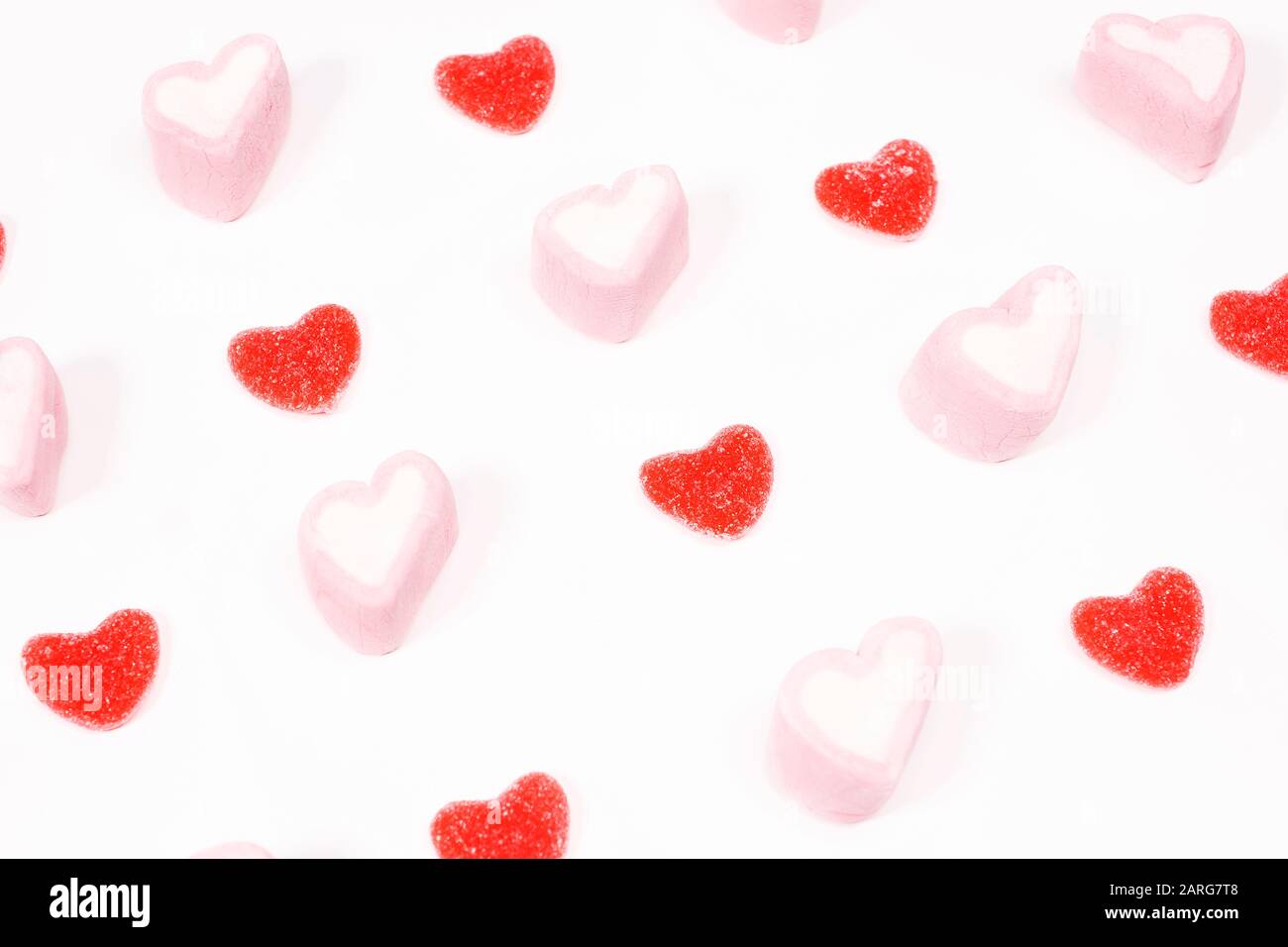 Golosinas con forma de corazón en un fondo blanco Foto de stock
