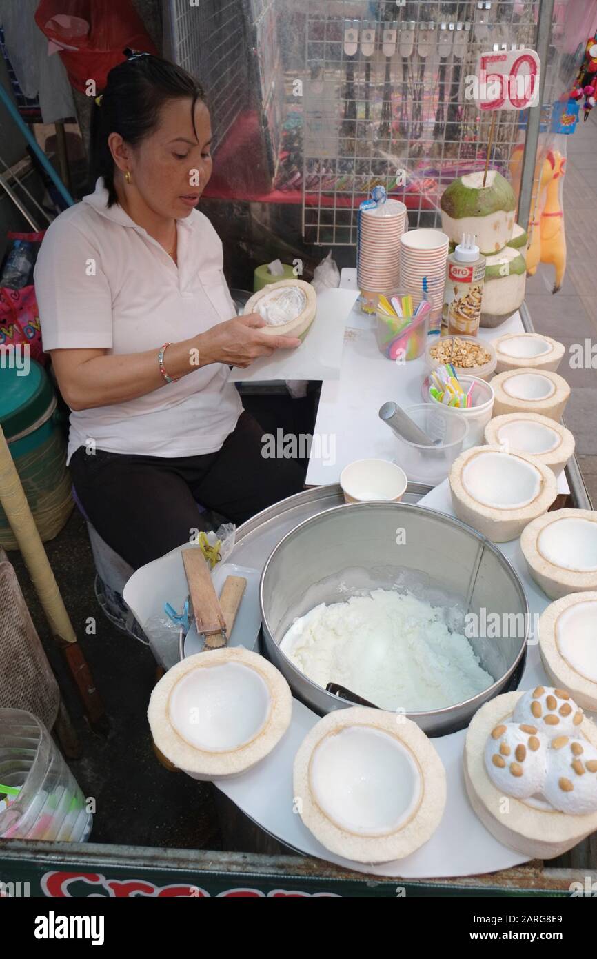 Street Food, Helado De Coco, Bangla Road, Phuket, Tailandia Foto de stock