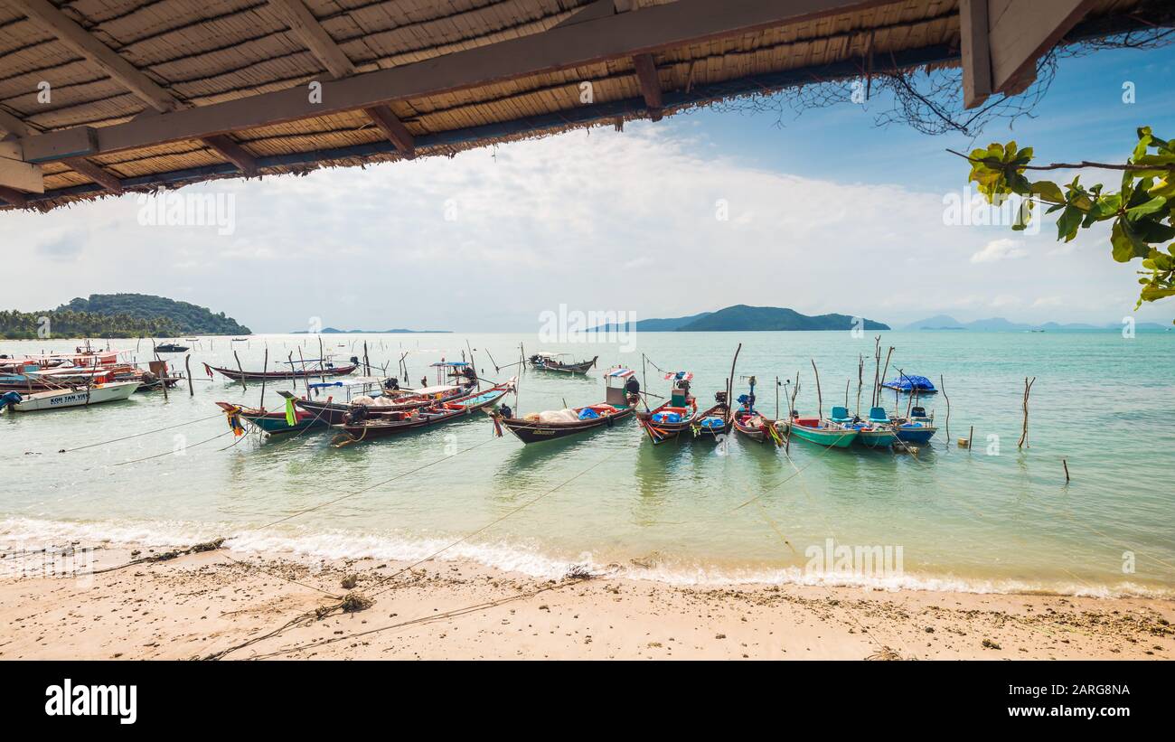 Koh Samui, Tailandia - 2 de enero de 2020: Auténticos barcos de pesca tailandeses atracados en la playa de Thong Krut en Taling Ngam un día Foto de stock
