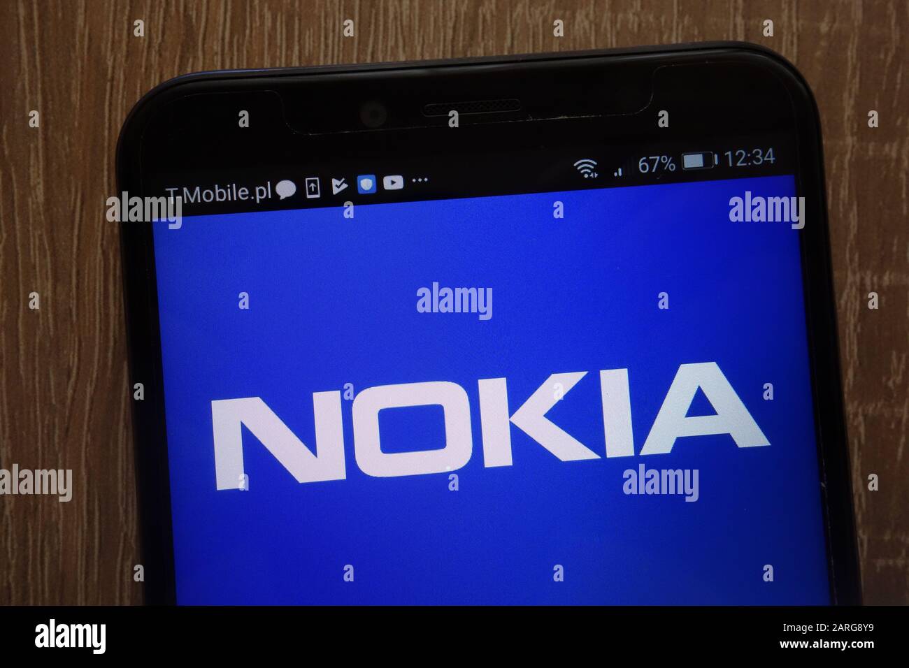 Logotipo de Nokia mostrado en un smartphone moderno Foto de stock