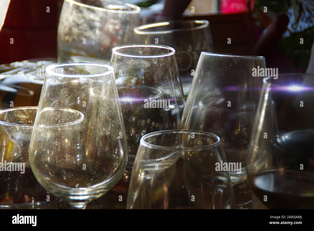 Copas de vino sucias en la mesa. Lío después de fiesta en casa. Foto de stock