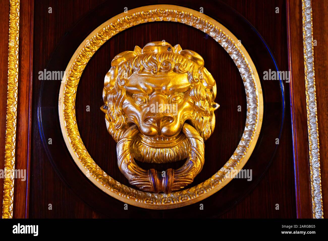 Lion head decoration fotografías e imágenes de alta resolución - Alamy