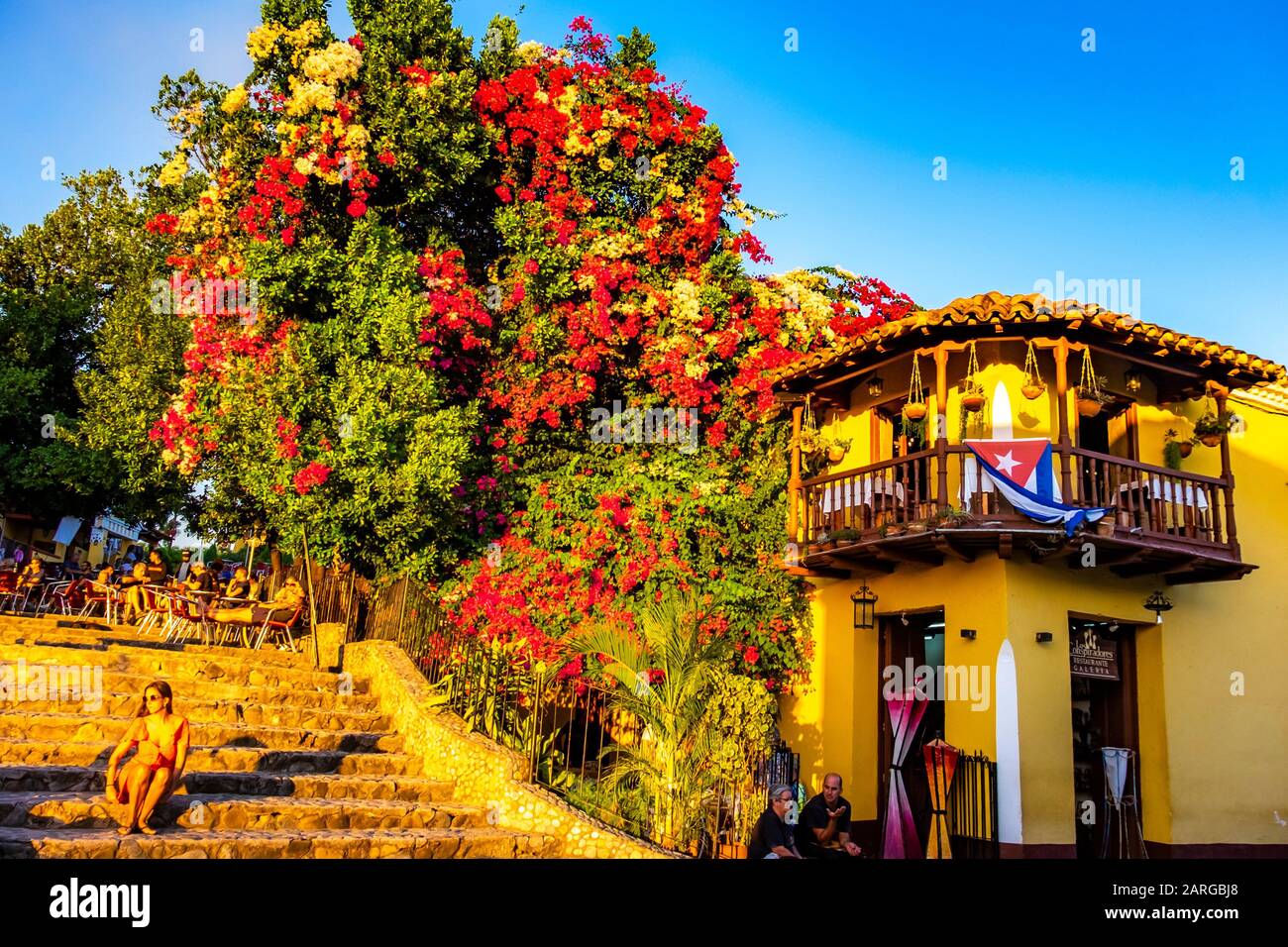 Balcón con bougainville en las calles de Trinidad, República de Cuba, Caribe, Centroamérica. Foto de stock
