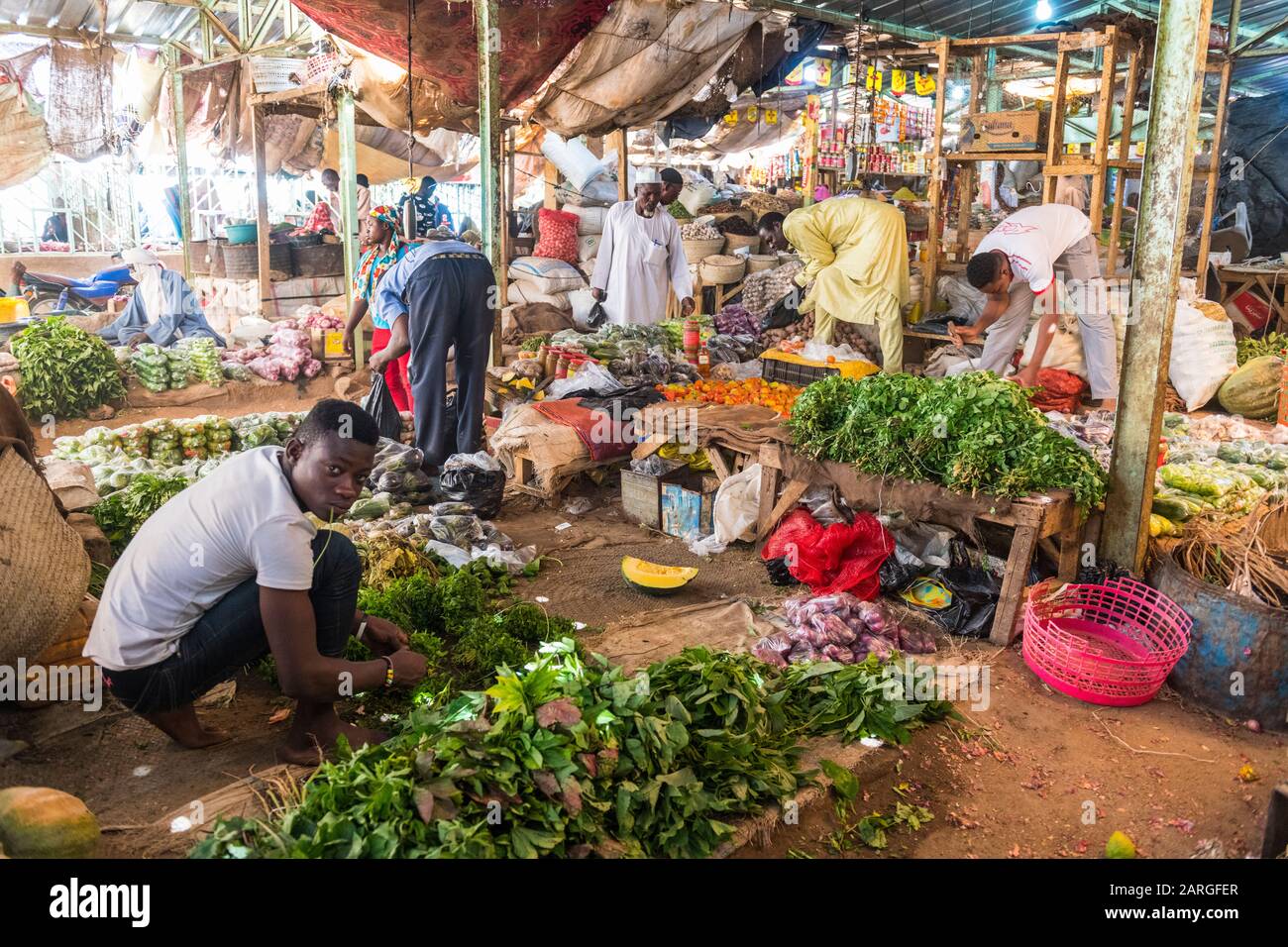 Hortalizas en venta en el mercado central de Agadez, Níger, África Occidental, África Foto de stock
