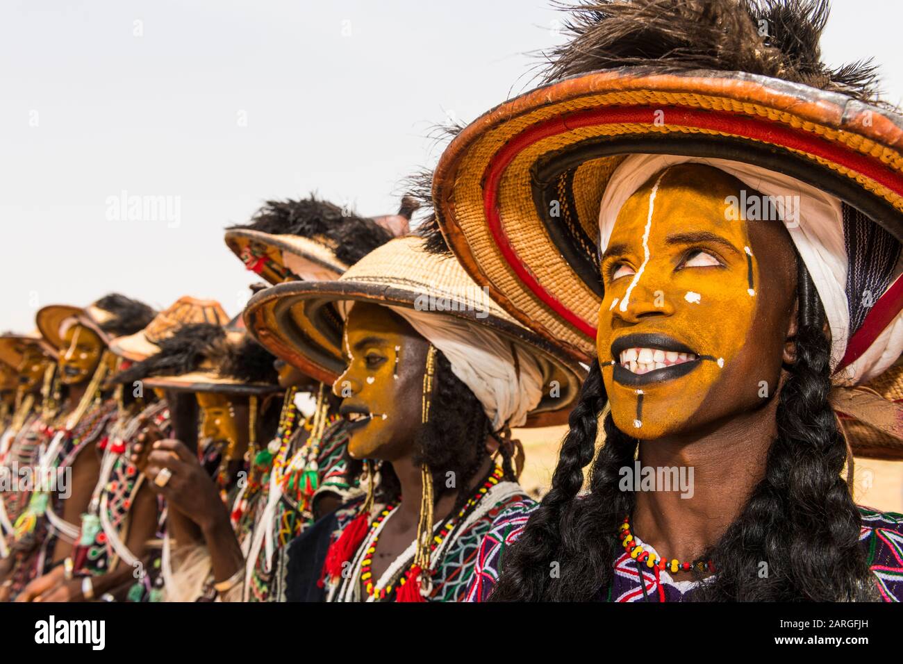 Wodaabe-Bororo hombres con caras pintadas en el festival anual de Gerewol, concurso ritual de cortejo entre el pueblo de Hula Wodaabe, Níger Foto de stock