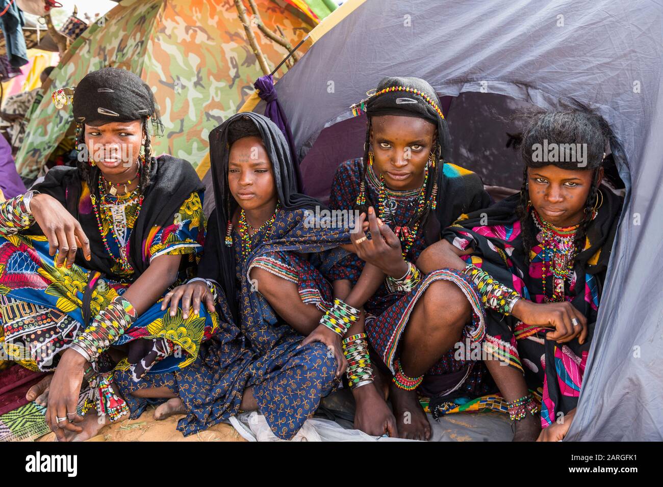 Niñas jóvenes en el festival Gerewol, concurso ritual de cortejo entre el pueblo de Hula Wodaabe, Níger, África Occidental, África Foto de stock