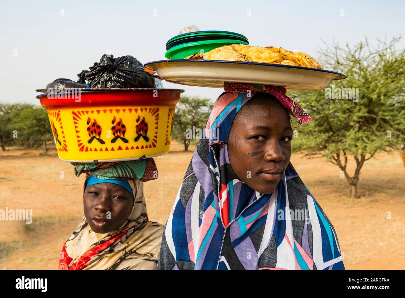 Niñas jóvenes que venden alimentos, festival de Gerewol, concurso ritual de cortejo entre el pueblo de Hula Wodaabe, Níger, África Occidental, África Foto de stock
