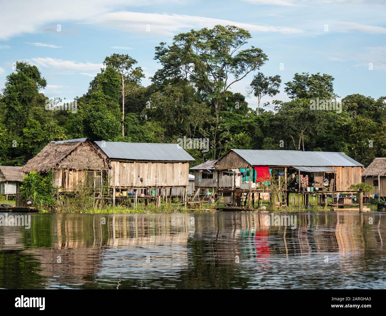 Una pequeña comunidad pesquera en Río el Dorado, Cuenca Amazónica, Loreto, Perú, Sudamérica Foto de stock