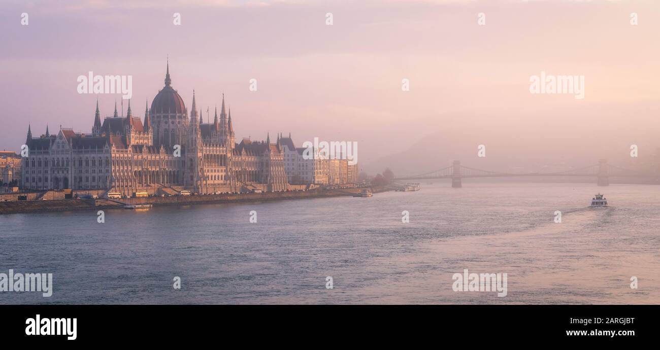 El Parlamento Húngaro Al Atardecer, El Río Danubio, Patrimonio De La Humanidad De La Unesco, Budapest, Hungría, Europa Foto de stock