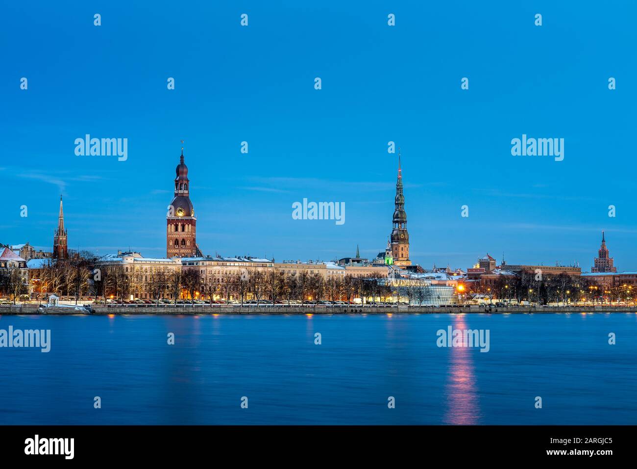 El horizonte de Riga por la noche en invierno, el casco antiguo, Patrimonio de la Humanidad por la UNESCO, Riga, Letonia, Europa Foto de stock