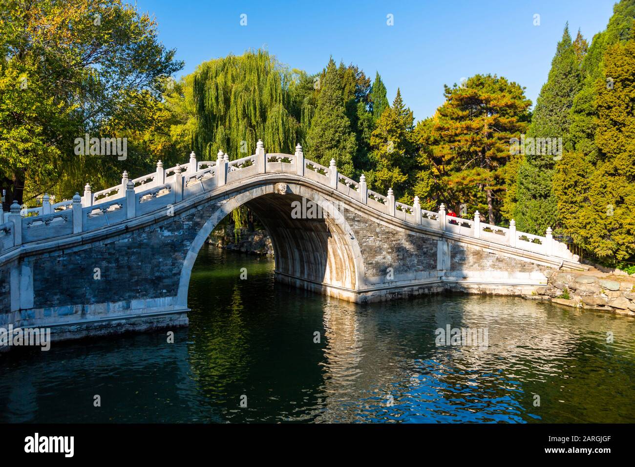 Vista del puente abovedado en el lago Kunming en Yihe Yuan, el Palacio de Verano, Patrimonio de la Humanidad de la UNESCO, Beijing, República Popular de China, Asia Foto de stock
