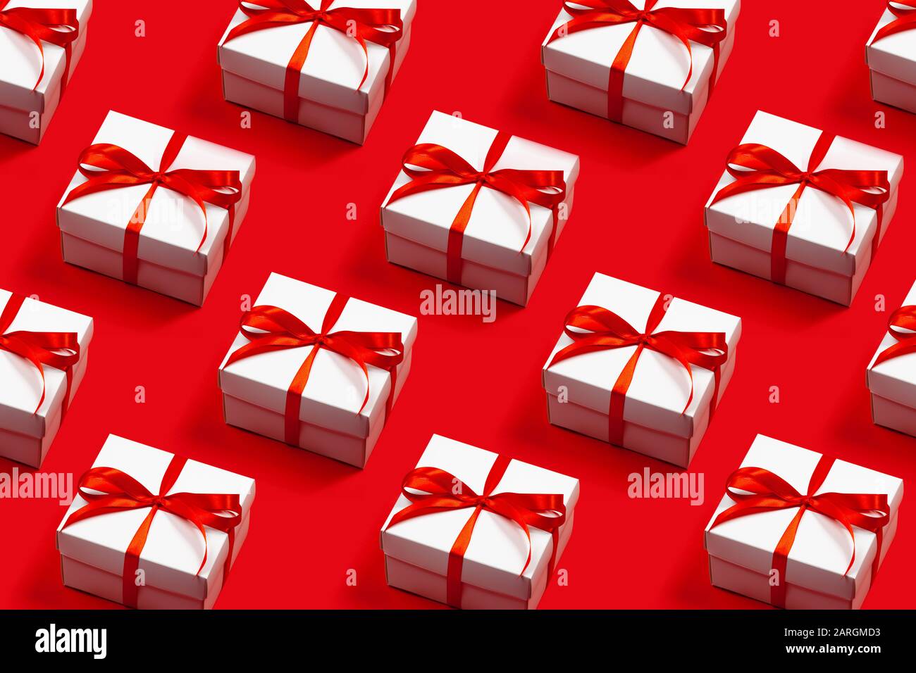 Patrón de atractivos regalos minimalistas de moda en el fondo rojo. Feliz  Navidad, San Valentín, Feliz cumpleaños y otros conceptos de vacaciones  Fotografía de stock - Alamy