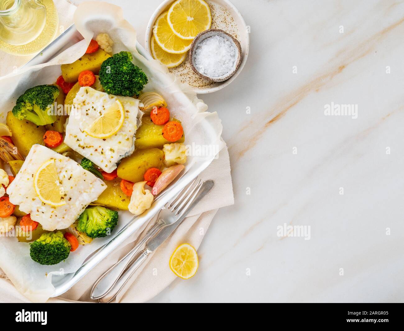 Pescado bacalao al horno con verduras - dieta saludable comida saludable.  Mesa de mármol blanco claro, espacio para copiar, vista superior Fotografía  de stock - Alamy