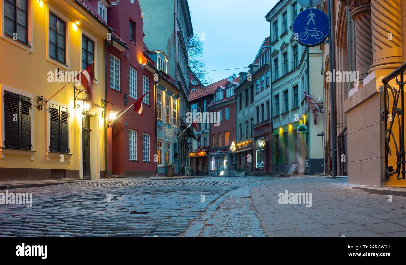 24 De Abril De 2018 Riga, Letonia. Casas de colores en la estrecha calle  del casco antiguo de Riga Fotografía de stock - Alamy
