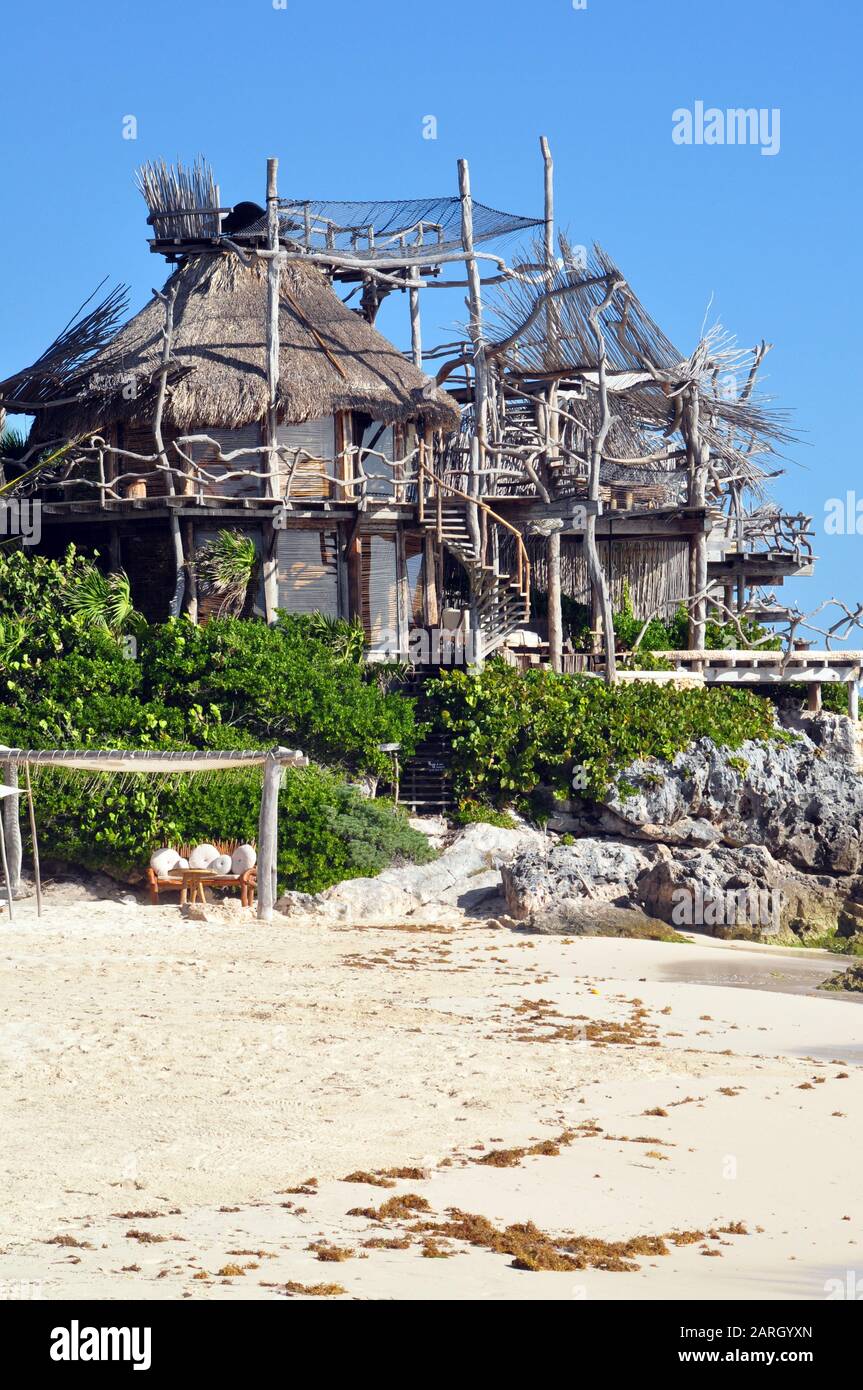 Arquitectura extraña en la playa en Tulum, México. Foto de stock