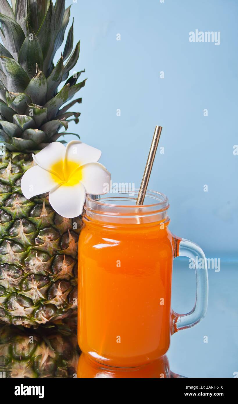 Copa de jugo tropical exótico de piña multifruta bebida con flor de  plomería frangipani y piña Fotografía de stock - Alamy