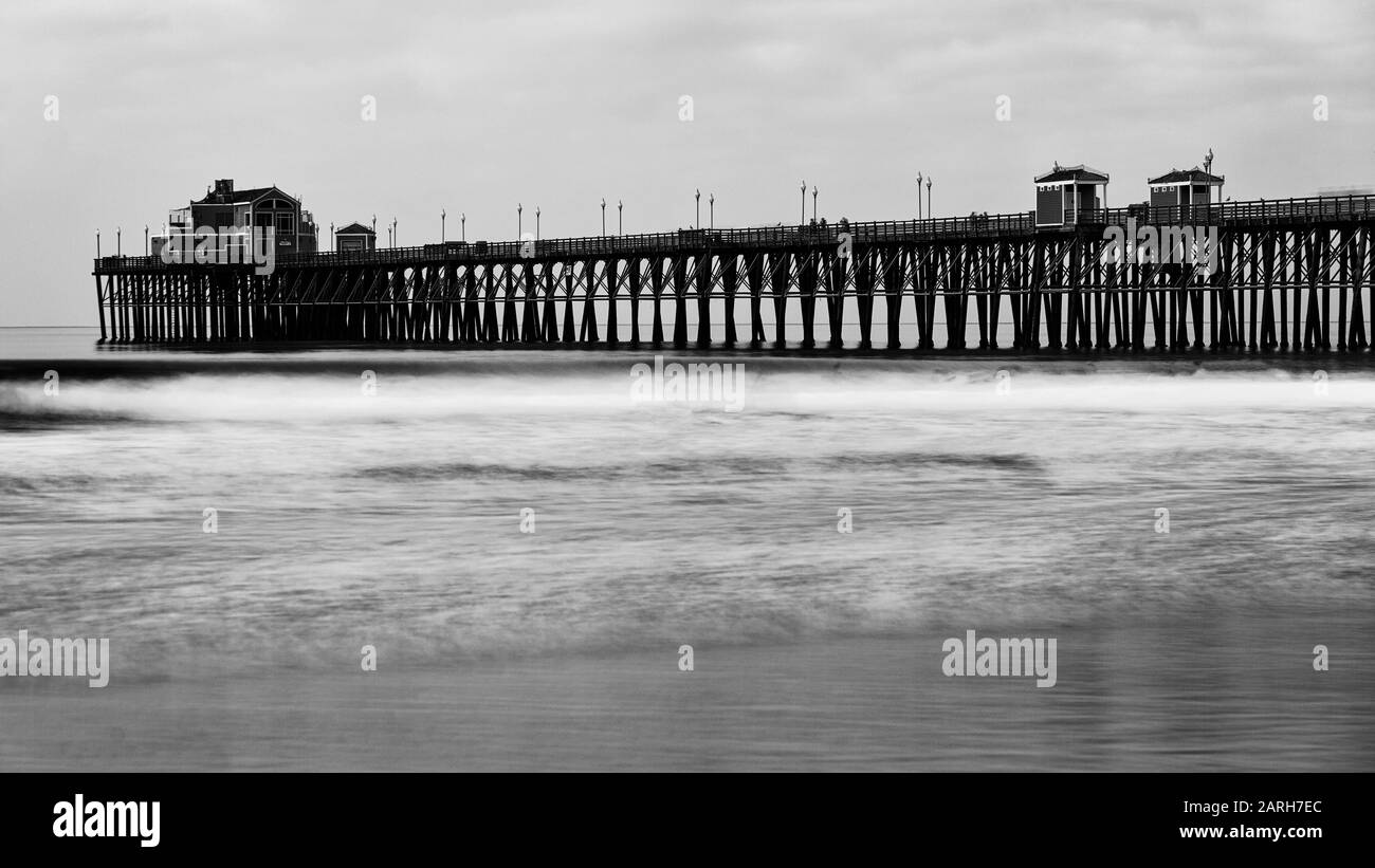 Oceanside California Estados Unidos. Histórico Oceanside Pier, Oceanside, San Diego County, California. Exposición lenta del obturador. Foto de stock