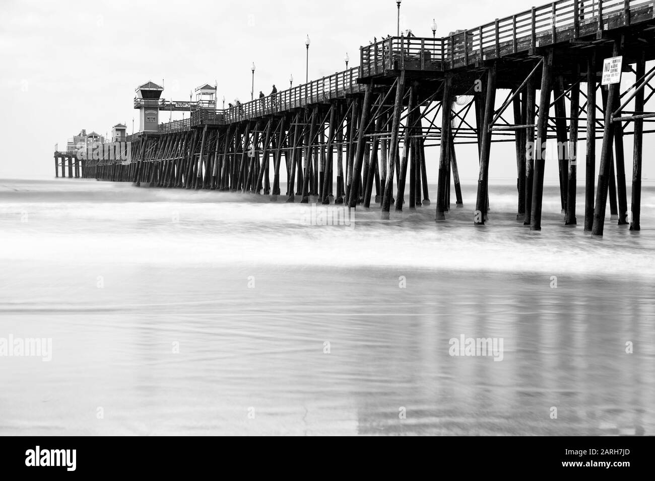 Oceanside California Estados Unidos. Histórico Oceanside Pier, Oceanside, San Diego County, California. Exposición lenta del obturador. Foto de stock