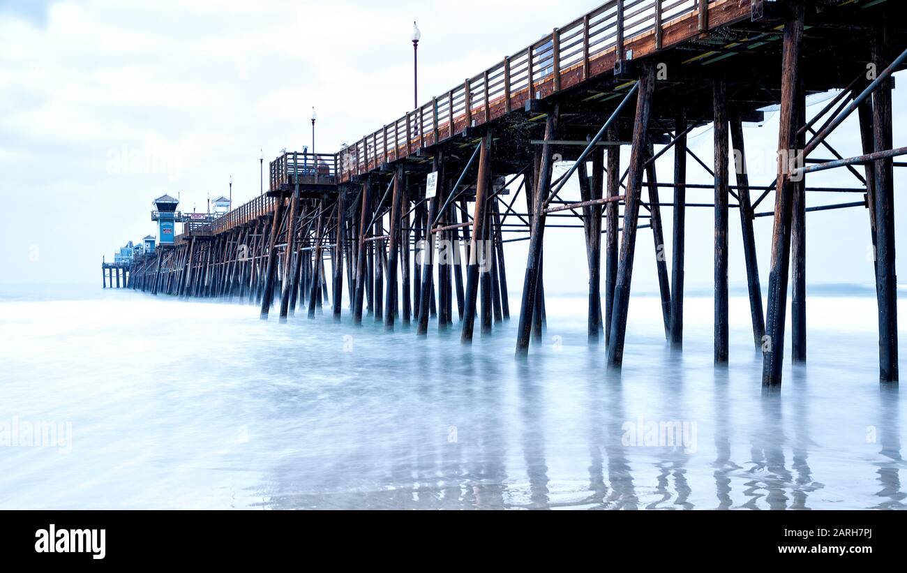 Oceanside California Estados Unidos. Histórico Oceanside Pier, Oceanside, San Diego County, California. Exposición lenta del obturador. Foto de stock
