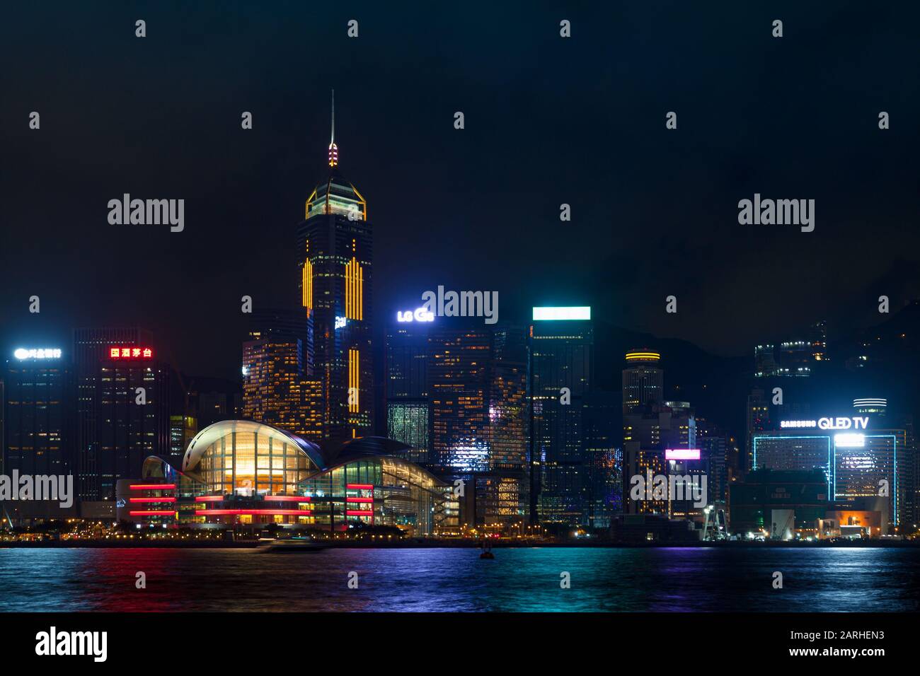 Hong Kong - 20 de julio de 2017: Distrito central de Hong Kong por la noche, rascacielos iluminados en la costa Foto de stock