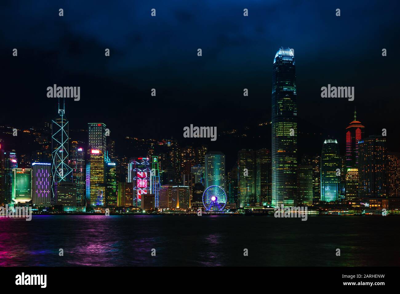 Hong Kong - 20 de julio de 2017: Distrito central de Hong Kong por la noche, rascacielos iluminados en la costa, paisaje urbano moderno Foto de stock