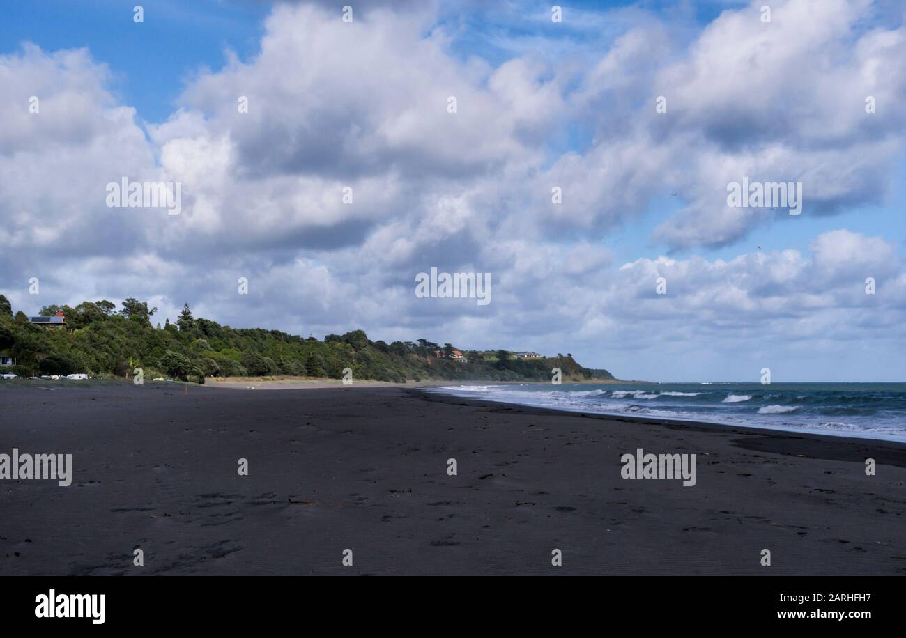 Vista a lo largo de la playa Oakura en un día nublado en la región de Taranaki de Nueva Zelanda Foto de stock