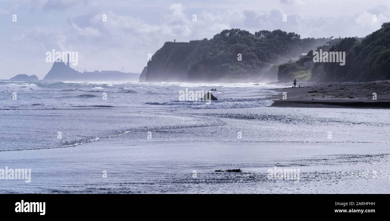 Vista a lo largo de la playa Oakura en un día nublado en la región de Taranaki de Nueva Zelanda Foto de stock