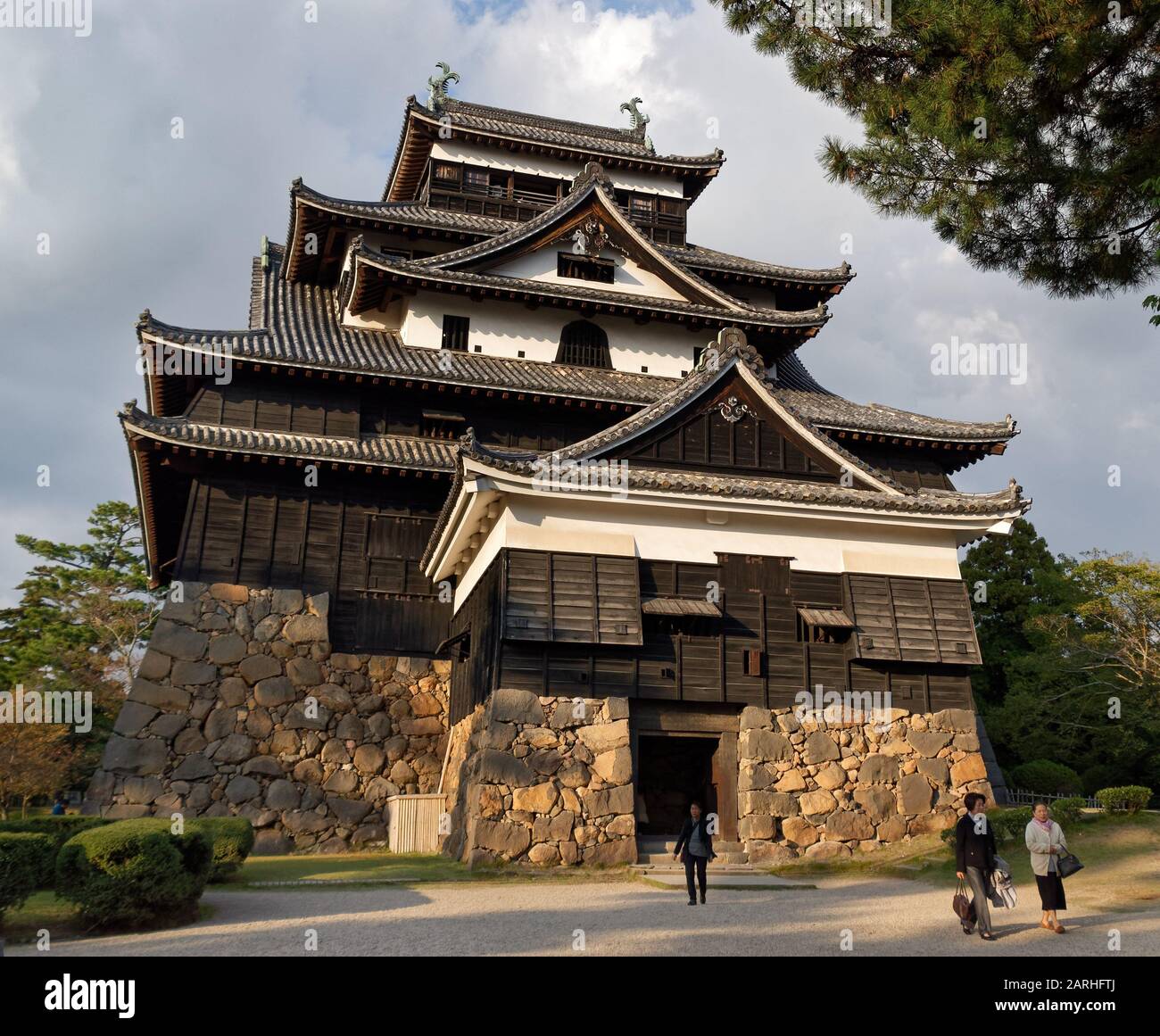 Castillo de Matsue, también llamado el castillo negro, al atardecer. El Castillo de Matsue es uno de los pocos castillos originales de Japón. Foto de stock