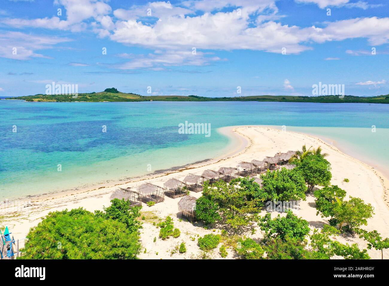 Isla tropical con palmeras y una playa de arena blanca. Islas Caramoan, Filipinas. Hermosas islas, vistas desde arriba. Concepto de vacaciones de verano y viajes. Cabaña En La Isla De Cotivas. Foto de stock