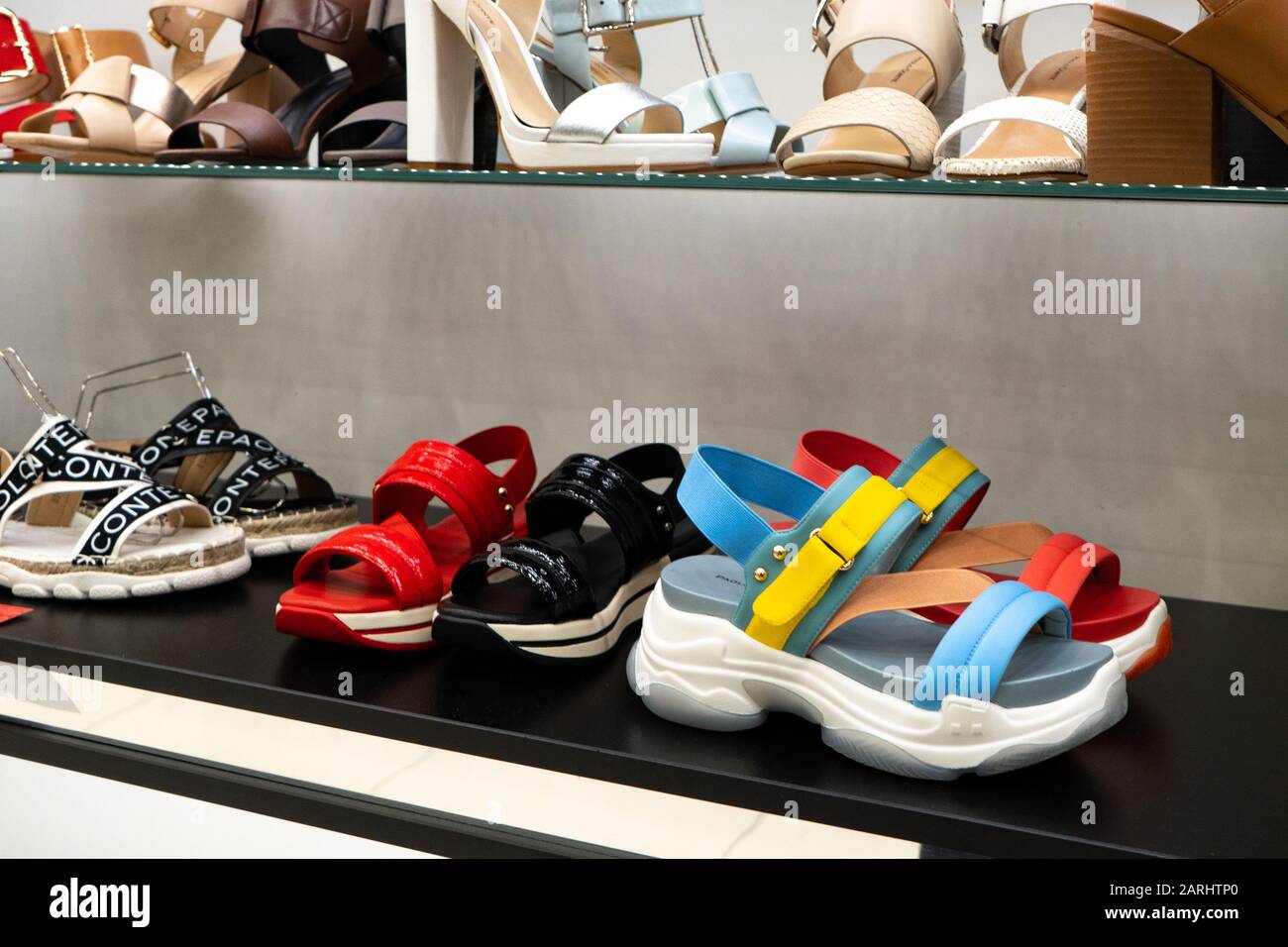 Noble Muy enojado pelota Tienda de zapatos de mujer fotografías e imágenes de alta resolución - Alamy