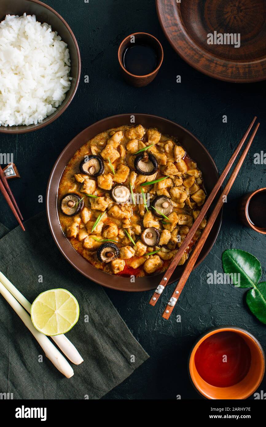 Panang Gai, deliciosa comida tailandesa picante de pollo con setas shiitaki sobre un fondo negro Foto de stock