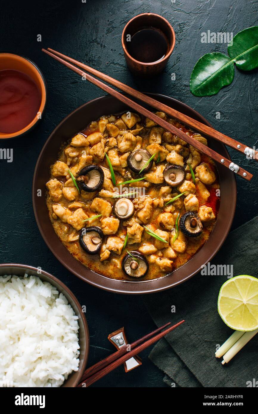 Panang Gai, deliciosa comida tailandesa picante de pollo con setas shiitaki sobre un fondo negro Foto de stock