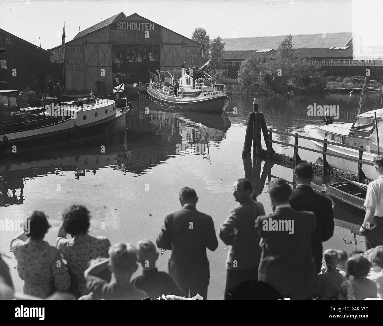 Lanzamiento de un nuevo barco salvavidas, el mrb Prins Hendrik para NZHRM en el astillero Schouten en Muiden. Fecha: 11 de junio de 1951 lugar: Muiden palabras clave: Botes salvavidas Nombre De La Institución: KNZHRM Foto de stock