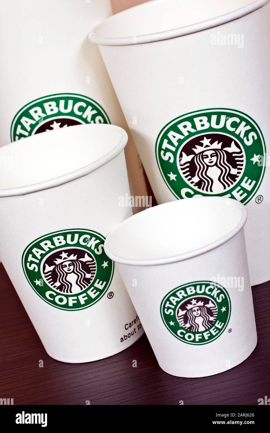 Budapest, Hungría - 11 09 2011: Varias tazas de café de papel Starbucks en una estantería. Foto de stock